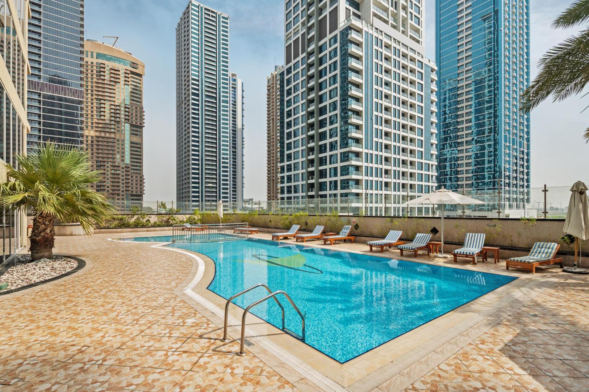 Modern & Spacious 2-Bed Condo With Panoramic Lake Views, Dual Balconies, Steps From Dubai Jlt Metro By "La Buena Vida Holiday Homes" Kültér fotó