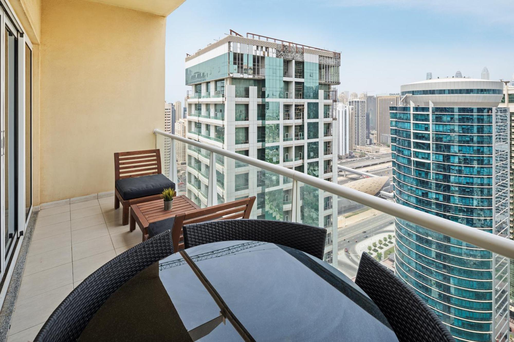 Modern & Spacious 2-Bed Condo With Panoramic Lake Views, Dual Balconies, Steps From Dubai Jlt Metro By "La Buena Vida Holiday Homes" Kültér fotó