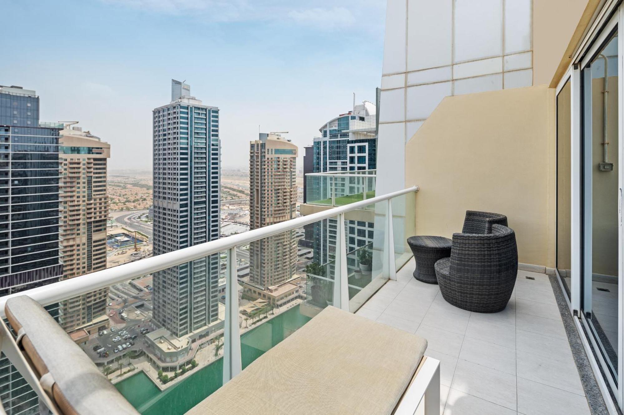 Modern & Spacious 2-Bed Condo With Panoramic Lake Views, Dual Balconies, Steps From Dubai Jlt Metro By "La Buena Vida Holiday Homes" Kültér fotó