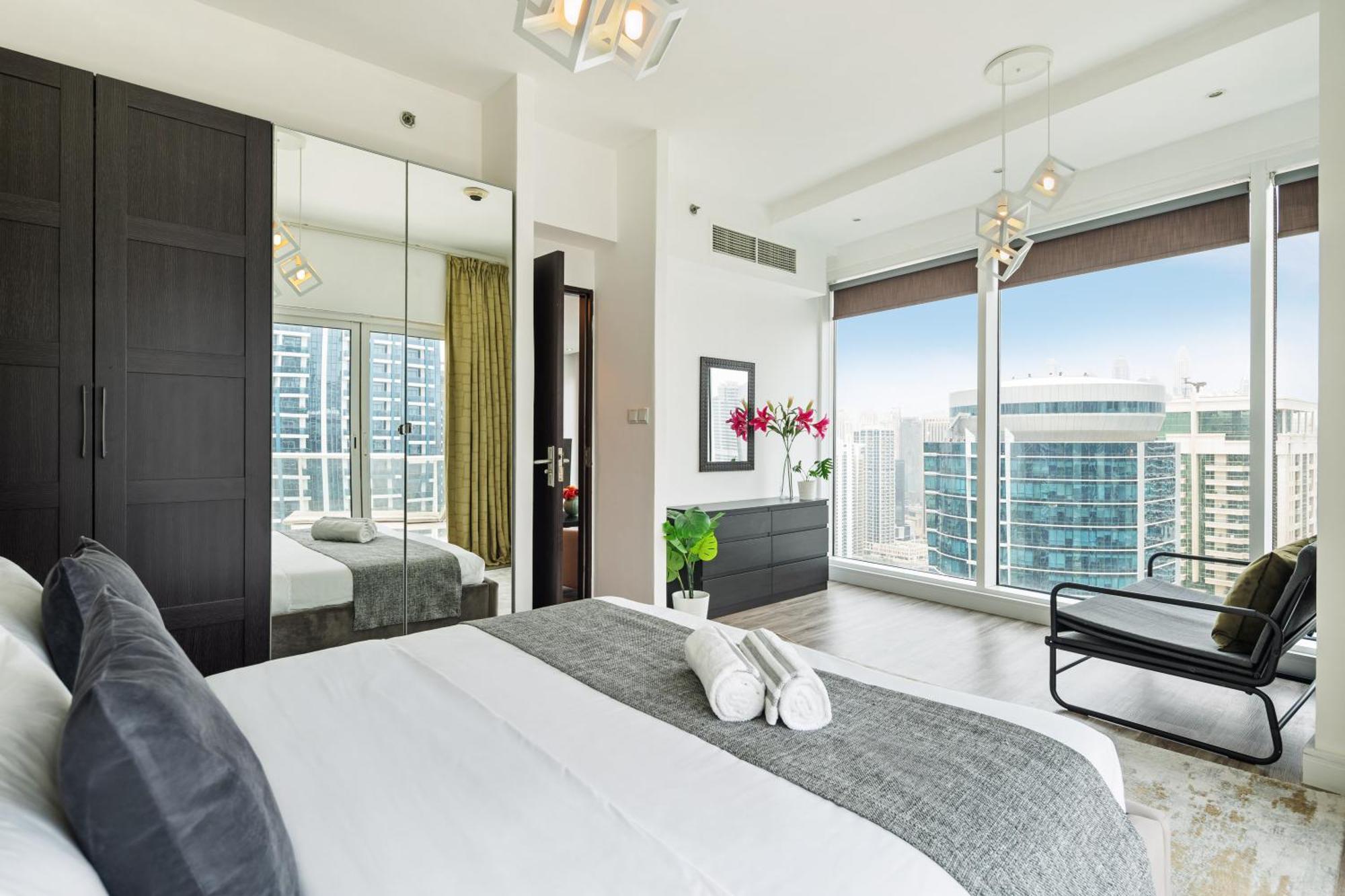 Modern & Spacious 2-Bed Condo With Panoramic Lake Views, Dual Balconies, Steps From Dubai Jlt Metro By "La Buena Vida Holiday Homes" Kültér fotó