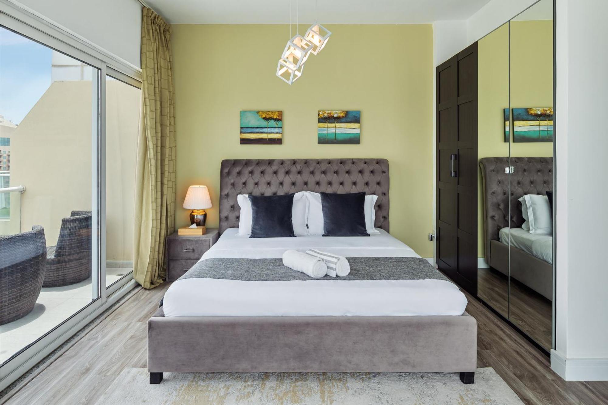 Modern & Spacious 2-Bed Condo With Panoramic Lake Views, Dual Balconies, Steps From Dubai Jlt Metro By "La Buena Vida Holiday Homes" Kültér fotó