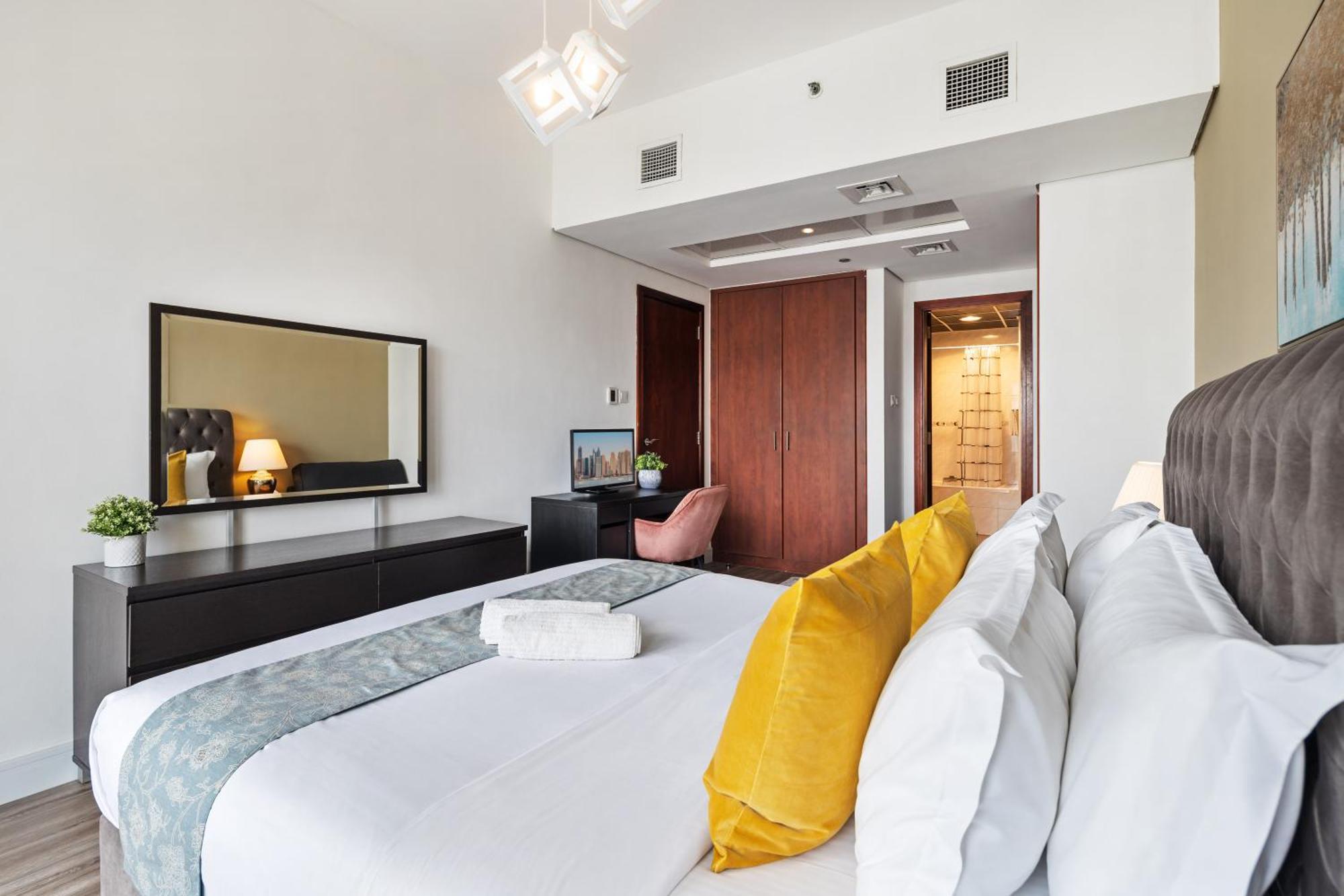 Modern & Spacious 2-Bed Condo With Panoramic Lake Views, Dual Balconies, Steps From Dubai Jlt Metro By "La Buena Vida Holiday Homes" Kültér fotó